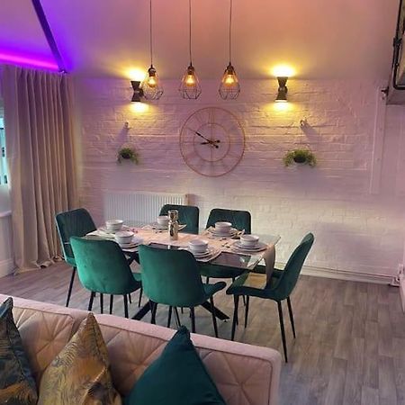 Lovely 2 Bedroom Penthouse Apartment In Chester - Free Parking!! Extérieur photo