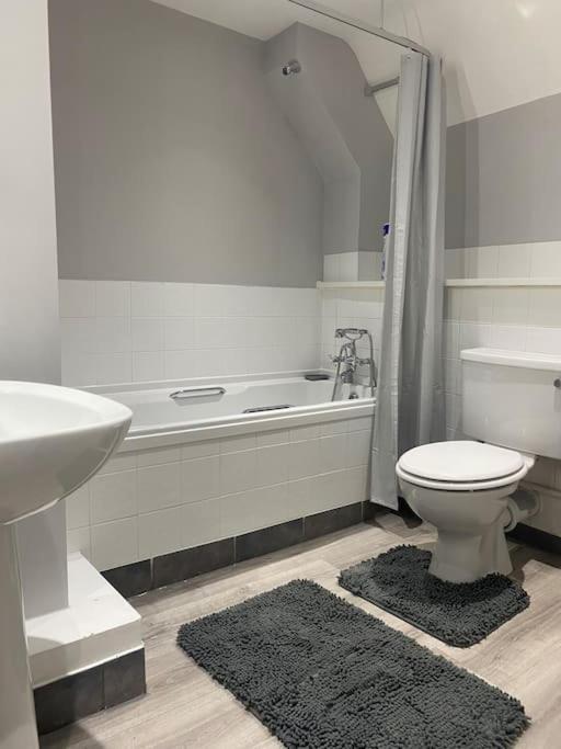 Lovely 2 Bedroom Penthouse Apartment In Chester - Free Parking!! Extérieur photo