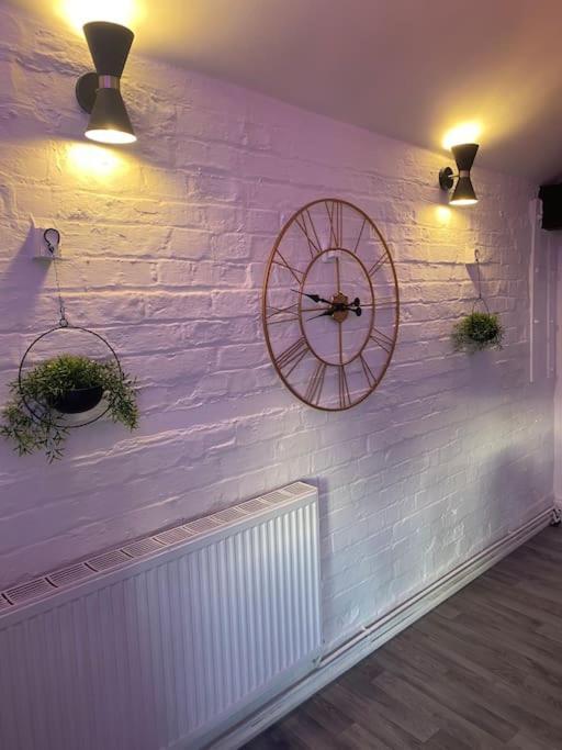 Lovely 2 Bedroom Penthouse Apartment In Chester - Free Parking!! Extérieur photo