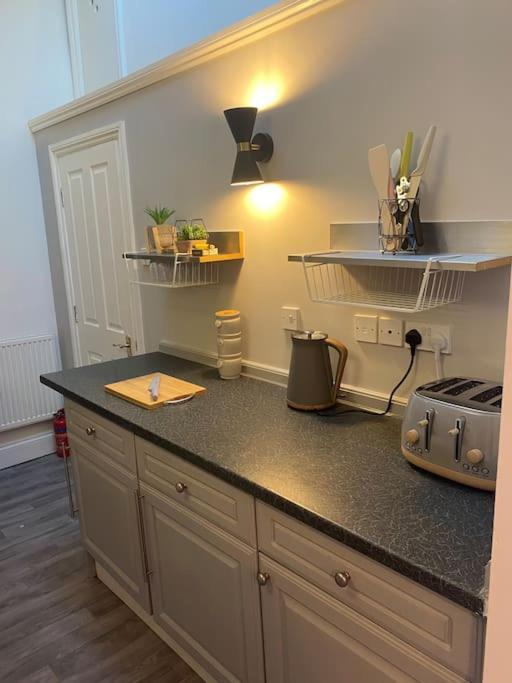 Lovely 2 Bedroom Penthouse Apartment In Chester - Free Parking!! Extérieur photo