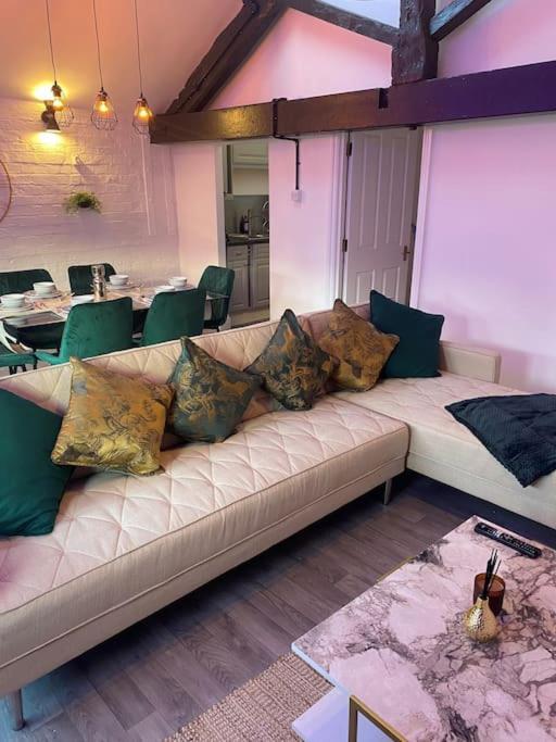 Lovely 2 Bedroom Penthouse Apartment In Chester - Free Parking!! Extérieur photo