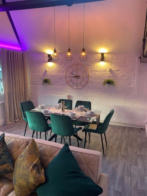 Lovely 2 Bedroom Penthouse Apartment In Chester - Free Parking!! Extérieur photo