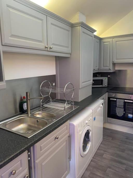 Lovely 2 Bedroom Penthouse Apartment In Chester - Free Parking!! Extérieur photo