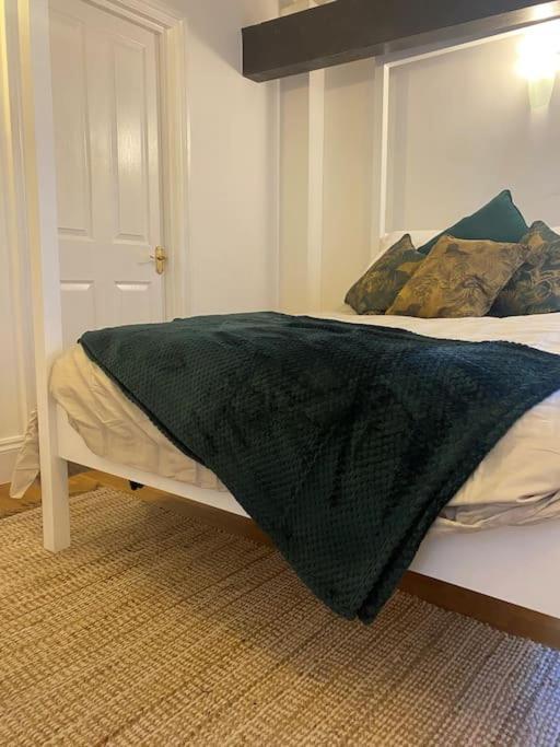 Lovely 2 Bedroom Penthouse Apartment In Chester - Free Parking!! Extérieur photo