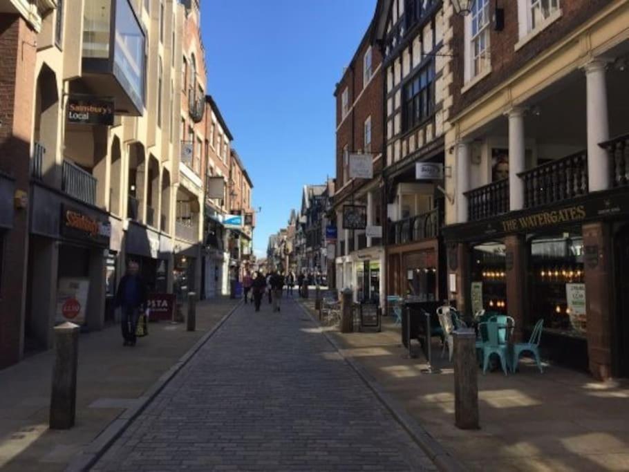 Lovely 2 Bedroom Penthouse Apartment In Chester - Free Parking!! Extérieur photo