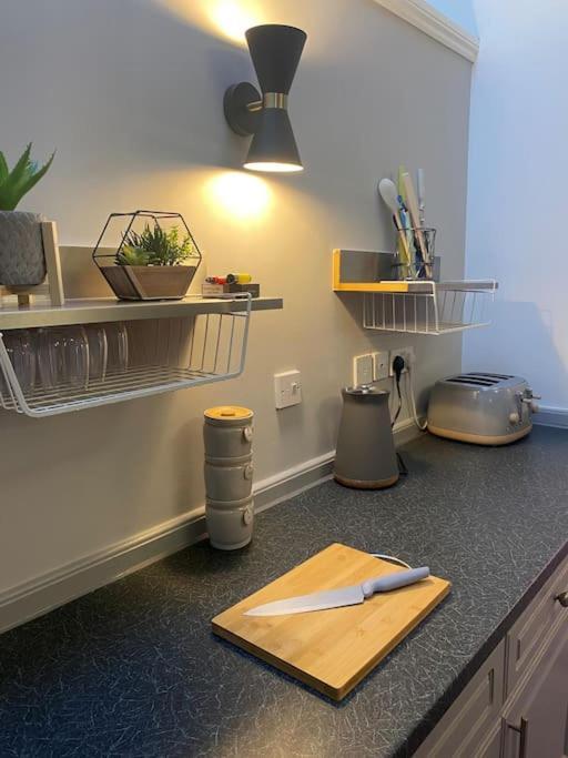 Lovely 2 Bedroom Penthouse Apartment In Chester - Free Parking!! Extérieur photo